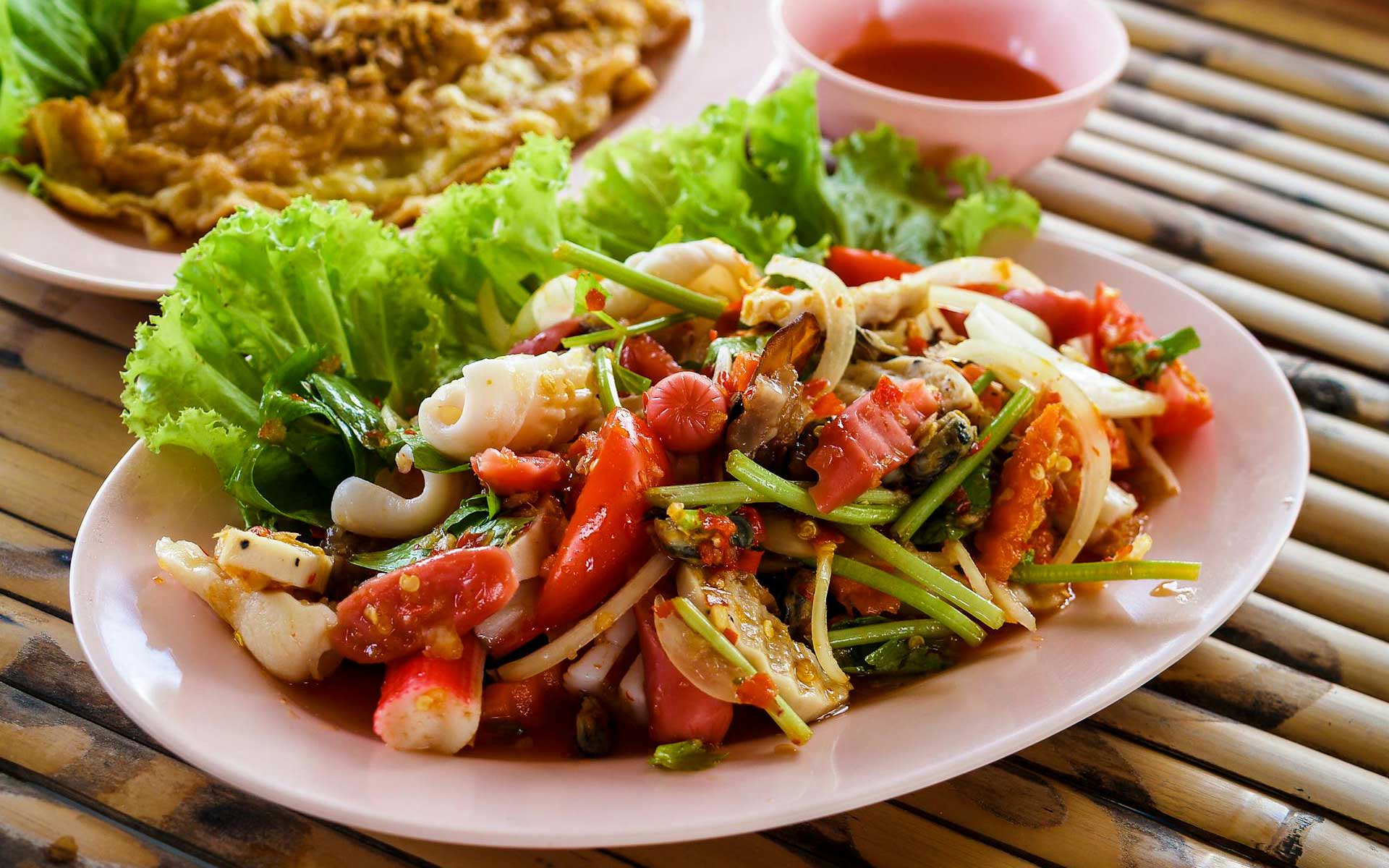 une assiette réalisée avec un recette saine à base de fruits et de légumes