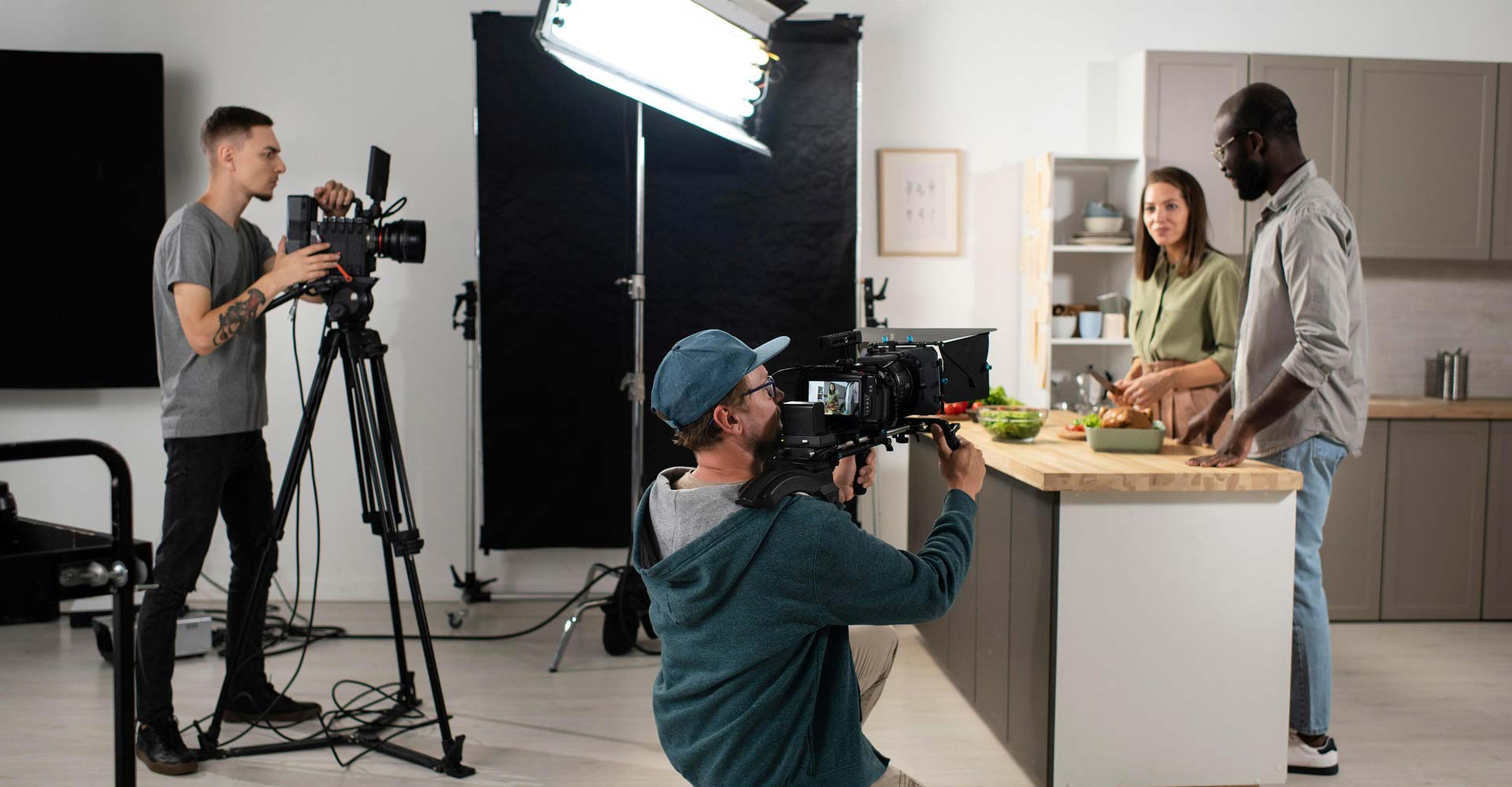 un blogeur culinaire dans une cuisine